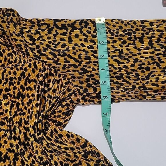 Saylor Primrose Cheetah Plissé Blouse - Picture 12 of 13